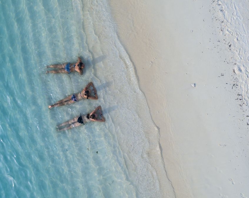 ragazze stese nel bagnasciuga oceano indiano ragazze stese nel bagnasciuga oceano indiano