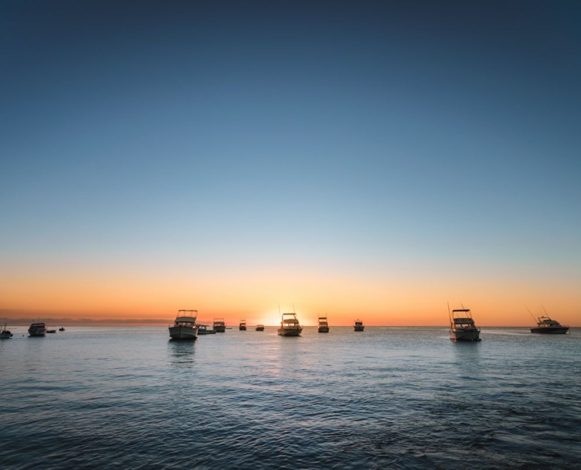 yacht sul mare all'alba yacht sul mare all'alba