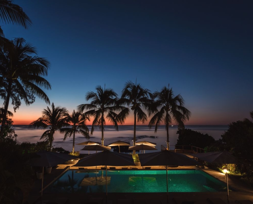 piscina villaggio turistico in notturna piscina villaggio turistico in notturna