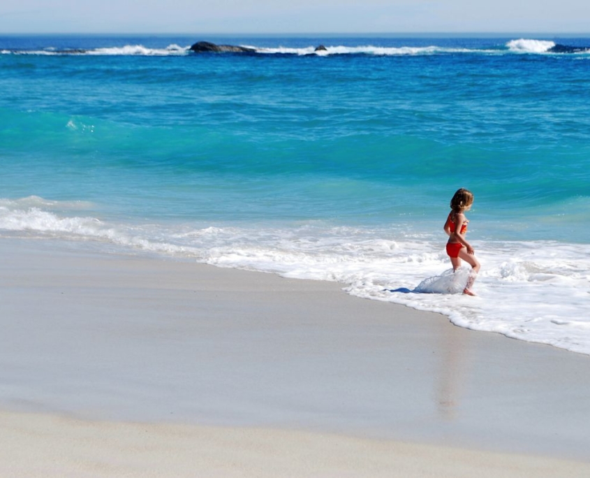 bambina in vacanza di famiglia bambina in vacanza di famiglia